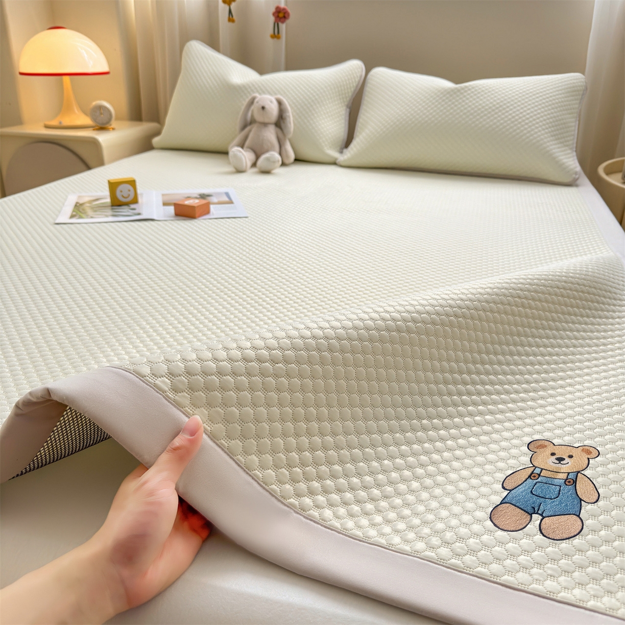 91家纺网 家纺一手货源 找家纺 雯豆家纺 2026夏季新款绣花豆豆压花凉席三件套加厚三明治平铺席子纯色卡通凉席 背带熊凉席款-米黄