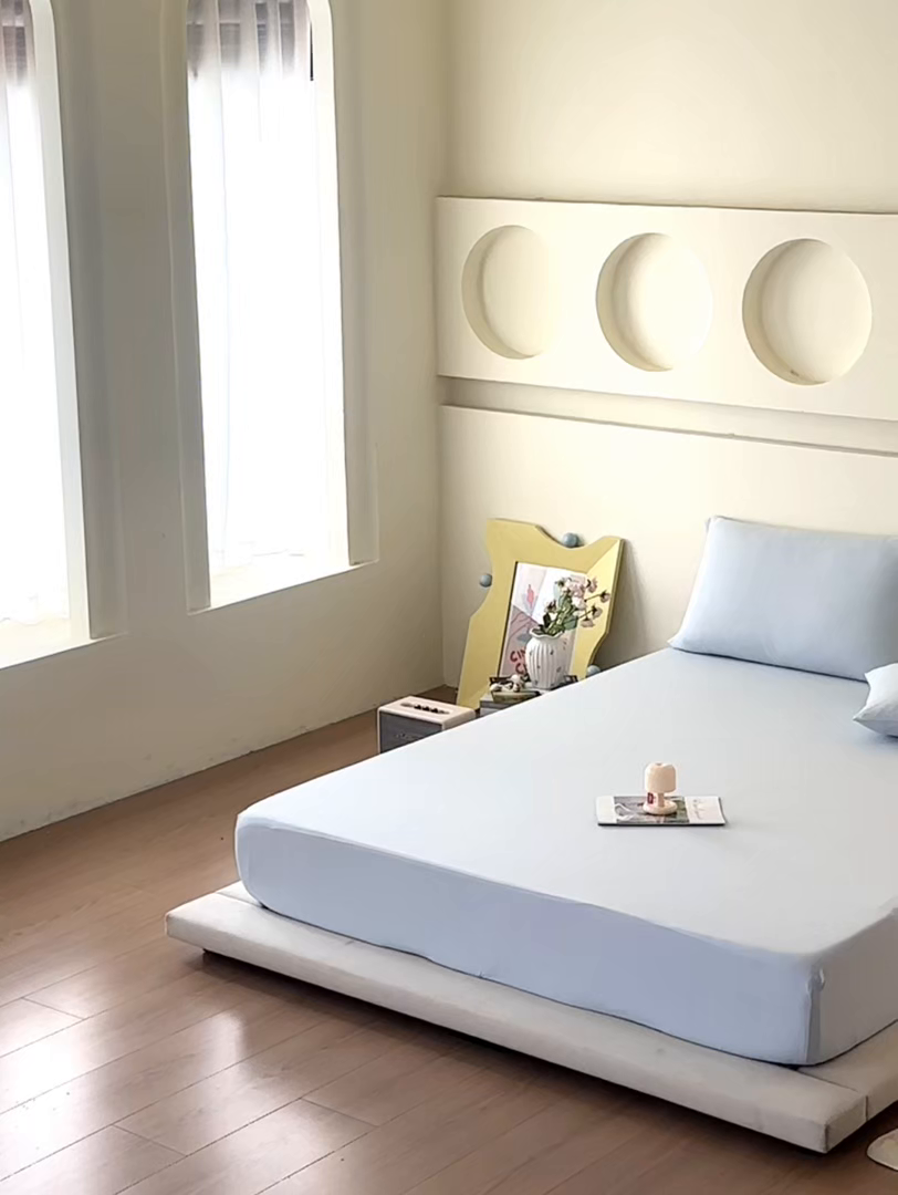 91家纺网 家纺一手货源 找家纺 亿梵家居 2026新款A类锦氨凉感床笠某姆同款冰皮纯色床笠全包围三件套 天空蓝