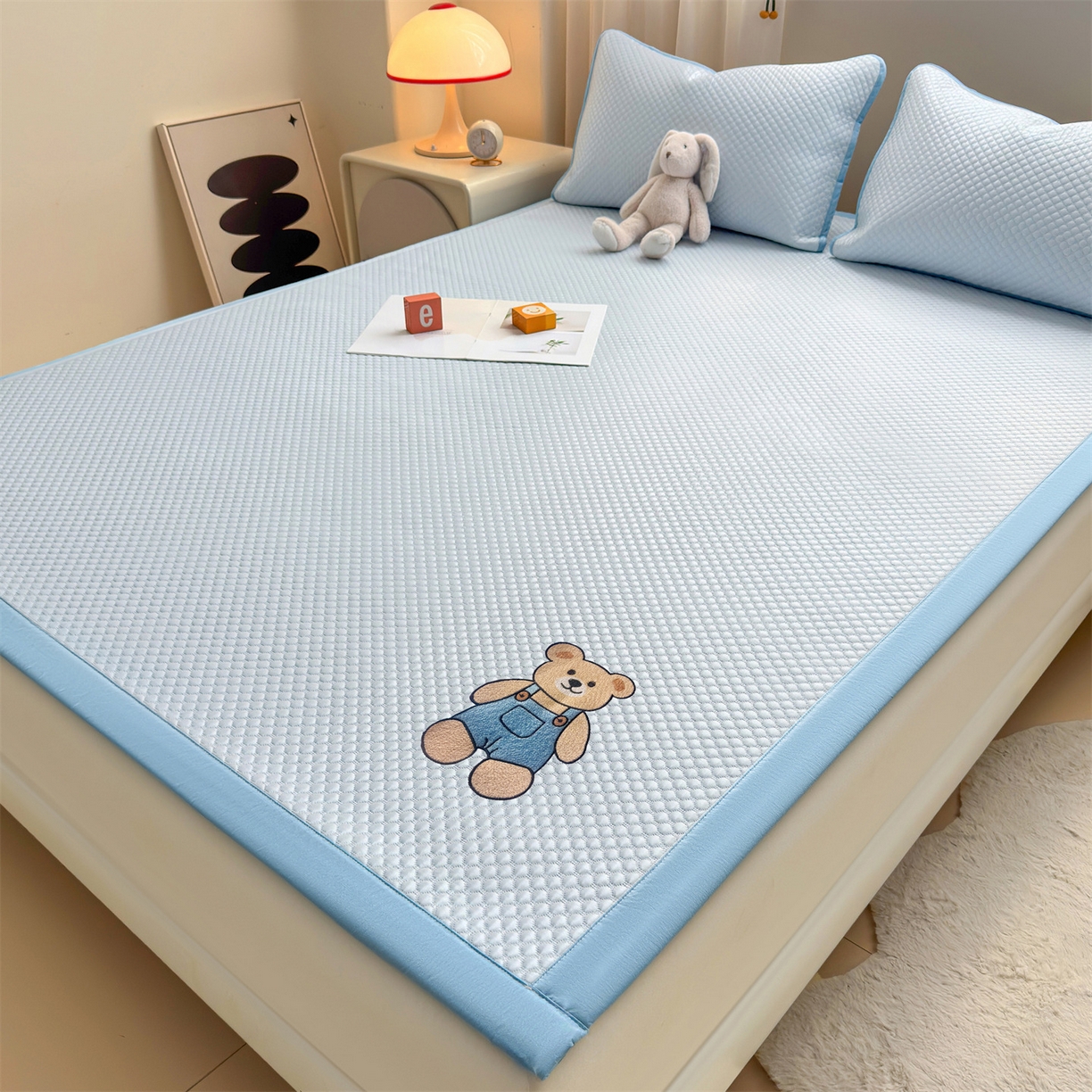 91家纺网 家纺一手货源 找家纺 雯豆家纺 2026夏季新款绣花豆豆压花凉席三件套加厚三明治平铺席子纯色卡通凉席 背带熊凉席款-冰蓝