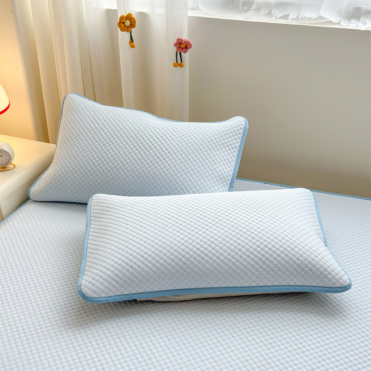 91家纺网 家纺一手货源 找家纺 雯豆家纺 2026夏季新款绣花豆豆压花凉席三件套加厚三明治平铺席子纯色卡通凉席 背带熊凉席款-冰蓝