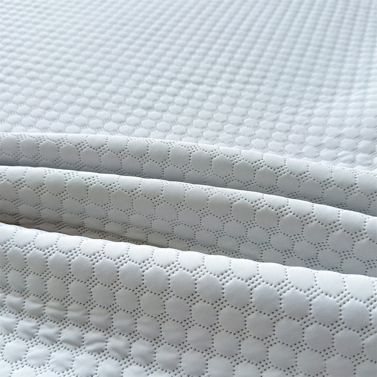 91家纺网 家纺一手货源 找家纺 雯豆家纺 2026夏季新款绣花豆豆压花凉席三件套加厚三明治平铺席子纯色卡通凉席 背带熊凉席款-冰蓝