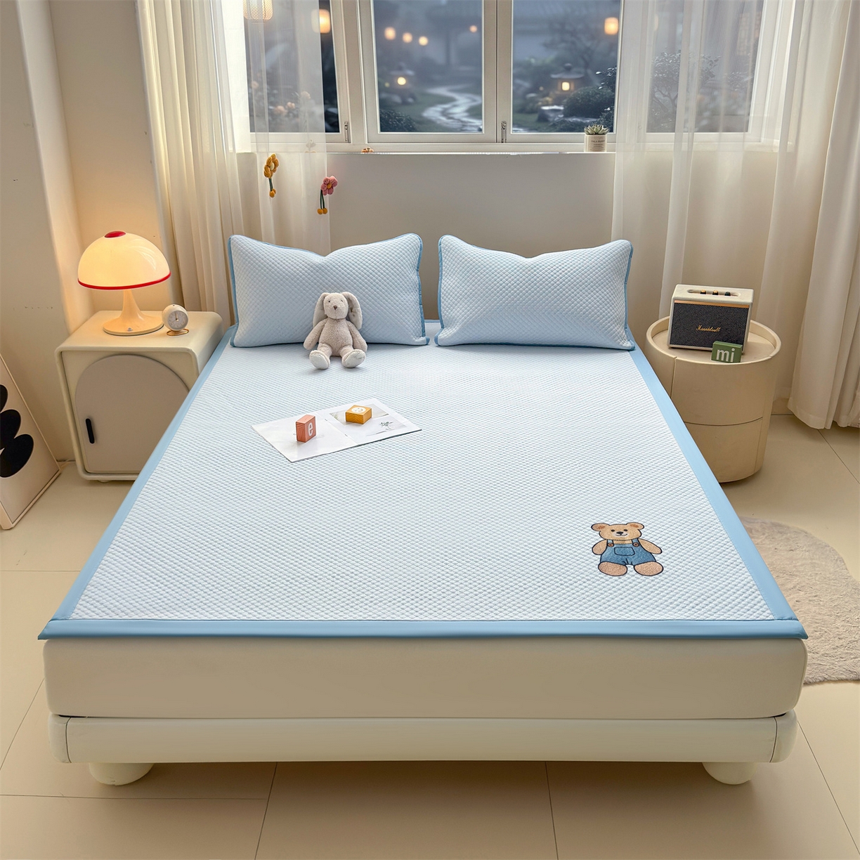 91家纺网 家纺一手货源 找家纺 雯豆家纺 2026夏季新款绣花豆豆压花凉席三件套加厚三明治平铺席子纯色卡通凉席 背带熊凉席款-冰蓝