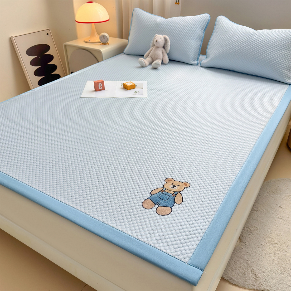 91家纺网 家纺一手货源 找家纺 雯豆家纺 2026夏季新款绣花豆豆压花凉席三件套加厚三明治平铺席子纯色卡通凉席 背带熊凉席款-冰蓝