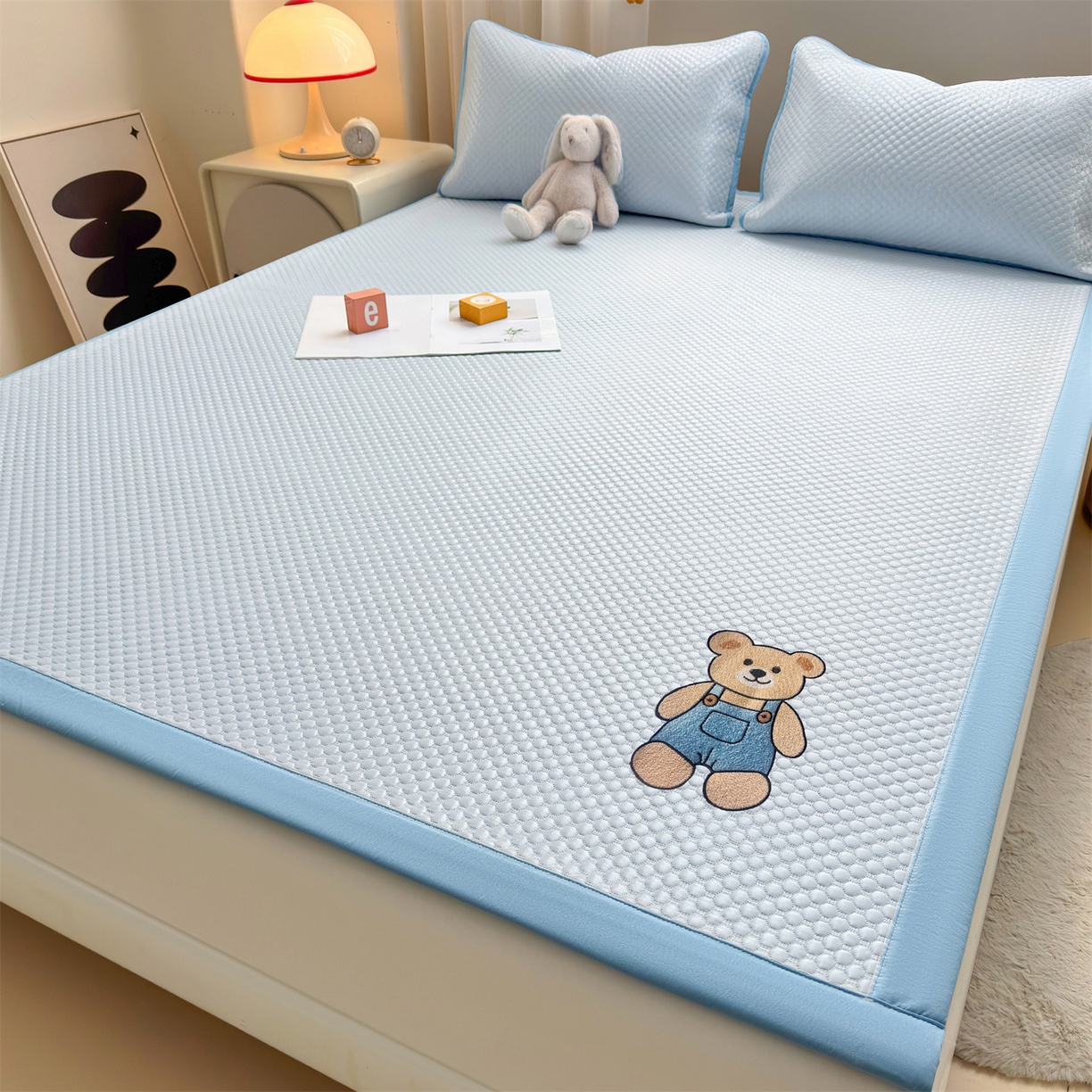 91家纺网 家纺一手货源 找家纺 雯豆家纺 2026夏季新款绣花豆豆压花凉席三件套加厚三明治平铺席子纯色卡通凉席 背带熊凉席款-冰蓝