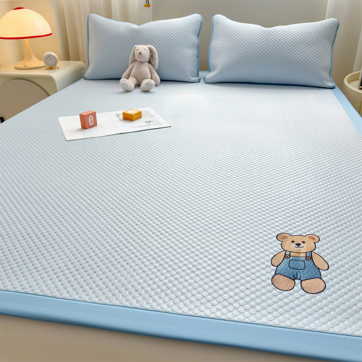 91家纺网 家纺一手货源 找家纺 雯豆家纺 2026夏季新款绣花豆豆压花凉席三件套加厚三明治平铺席子纯色卡通凉席 背带熊凉席款-冰蓝