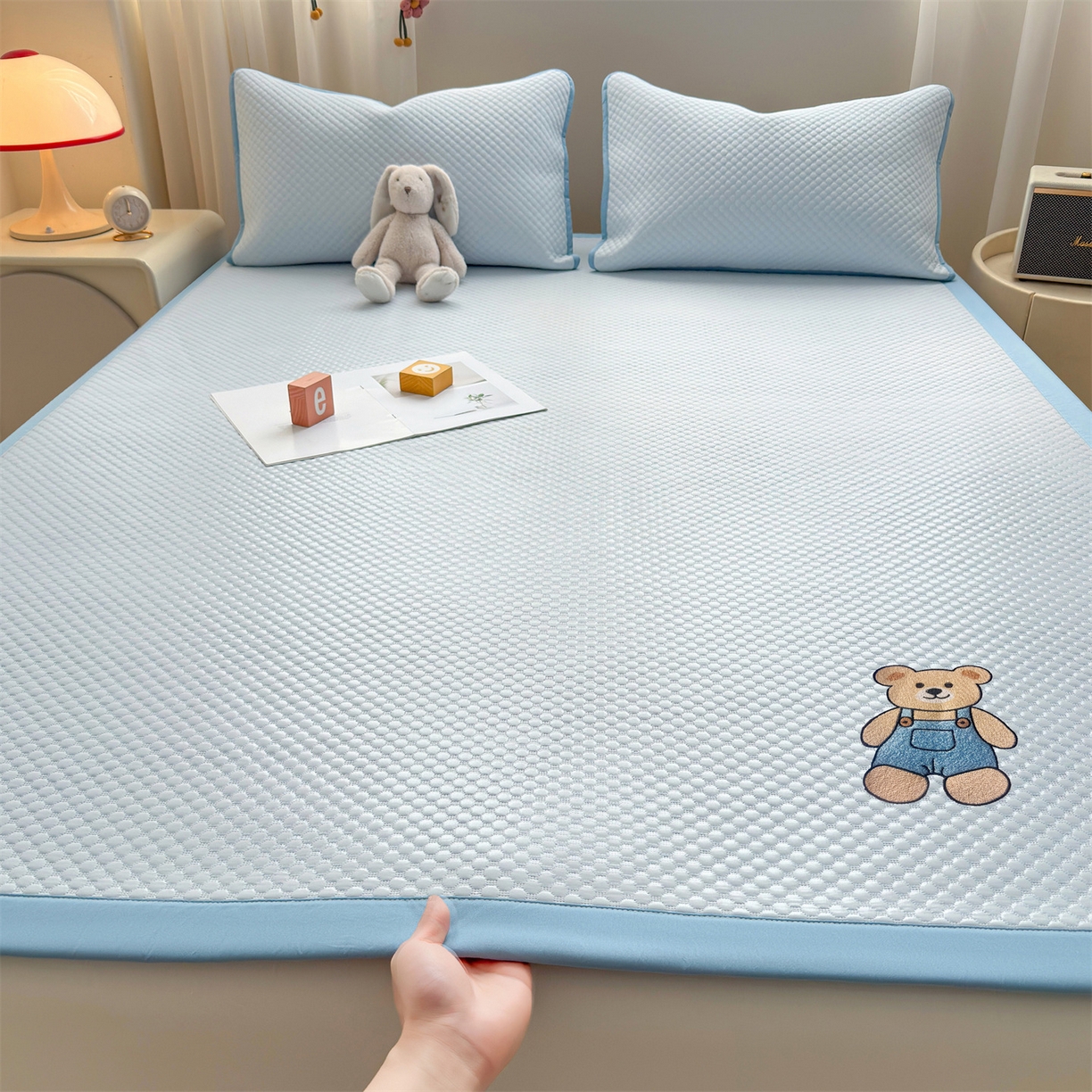 91家纺网 家纺一手货源 找家纺 雯豆家纺 2026夏季新款绣花豆豆压花凉席三件套加厚三明治平铺席子纯色卡通凉席 背带熊凉席款-冰蓝