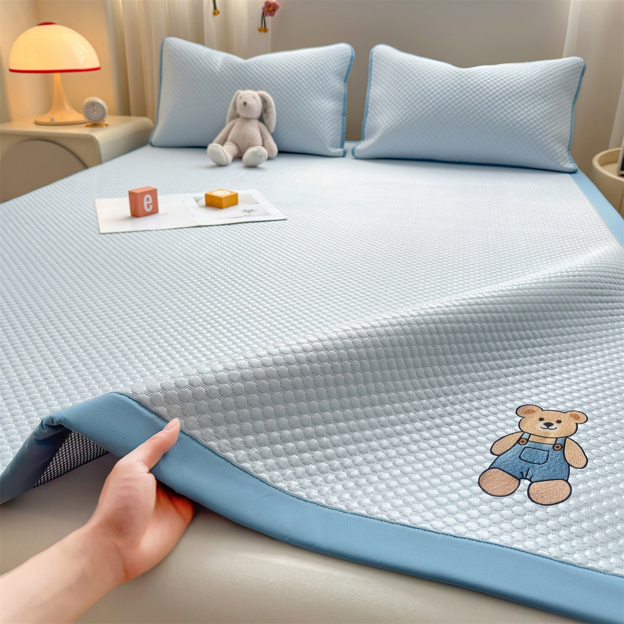 91家纺网 家纺一手货源 找家纺 雯豆家纺 2026夏季新款绣花豆豆压花凉席三件套加厚三明治平铺席子纯色卡通凉席 背带熊凉席款-冰蓝