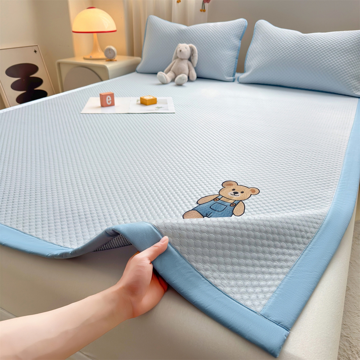 91家纺网 家纺一手货源 找家纺 雯豆家纺 2026夏季新款绣花豆豆压花凉席三件套加厚三明治平铺席子纯色卡通凉席 背带熊凉席款-冰蓝