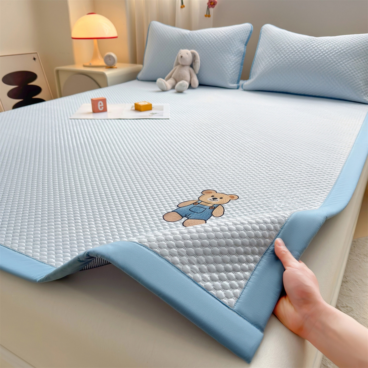 91家纺网 家纺一手货源 找家纺 雯豆家纺 2026夏季新款绣花豆豆压花凉席三件套加厚三明治平铺席子纯色卡通凉席 背带熊凉席款-冰蓝