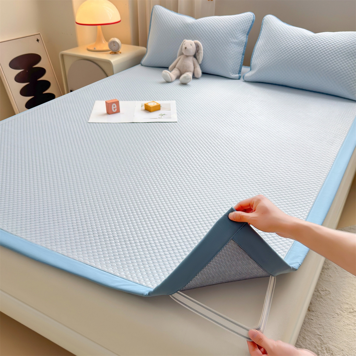 91家纺网 家纺一手货源 找家纺 雯豆家纺 2026夏季新款绣花豆豆压花凉席三件套加厚三明治平铺席子纯色卡通凉席 背带熊凉席款-冰蓝