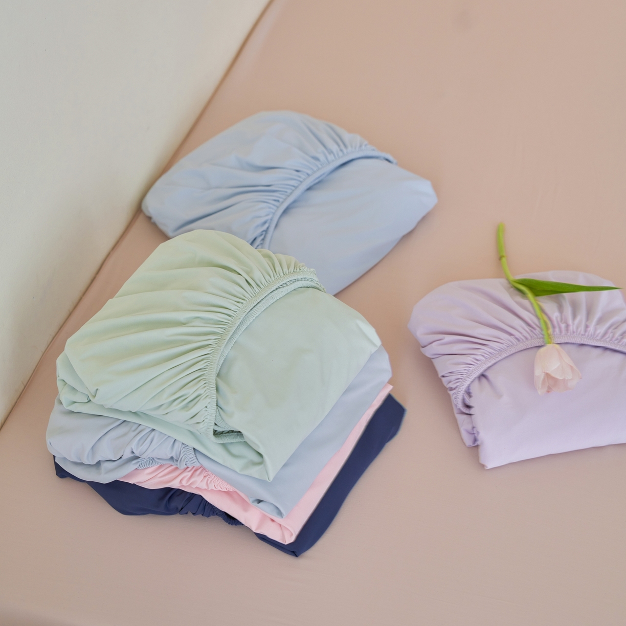 91家纺网 家纺一手货源 找家纺 亿梵家居 2026新款A类锦氨凉感床笠某姆同款冰皮纯色床笠全包围三件套 组合图仅供展示-不可下单