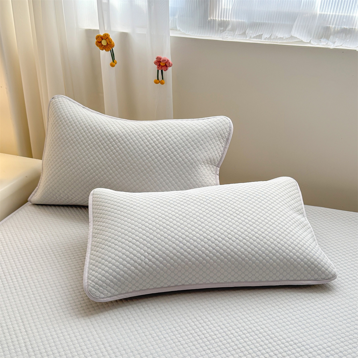 91家纺网 家纺一手货源 找家纺 雯豆家纺 2026夏季新款绣花豆豆压花凉席三件套加厚三明治平铺席子纯色卡通凉席 背带熊凉席款-银灰