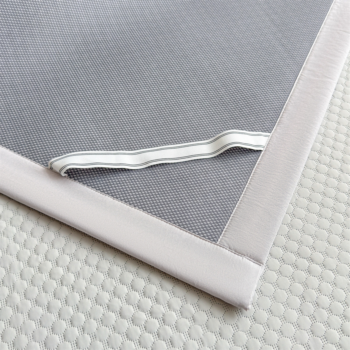 91家纺网 家纺一手货源 找家纺 雯豆家纺 2026夏季新款绣花豆豆压花凉席三件套加厚三明治平铺席子纯色卡通凉席 背带熊凉席款-银灰