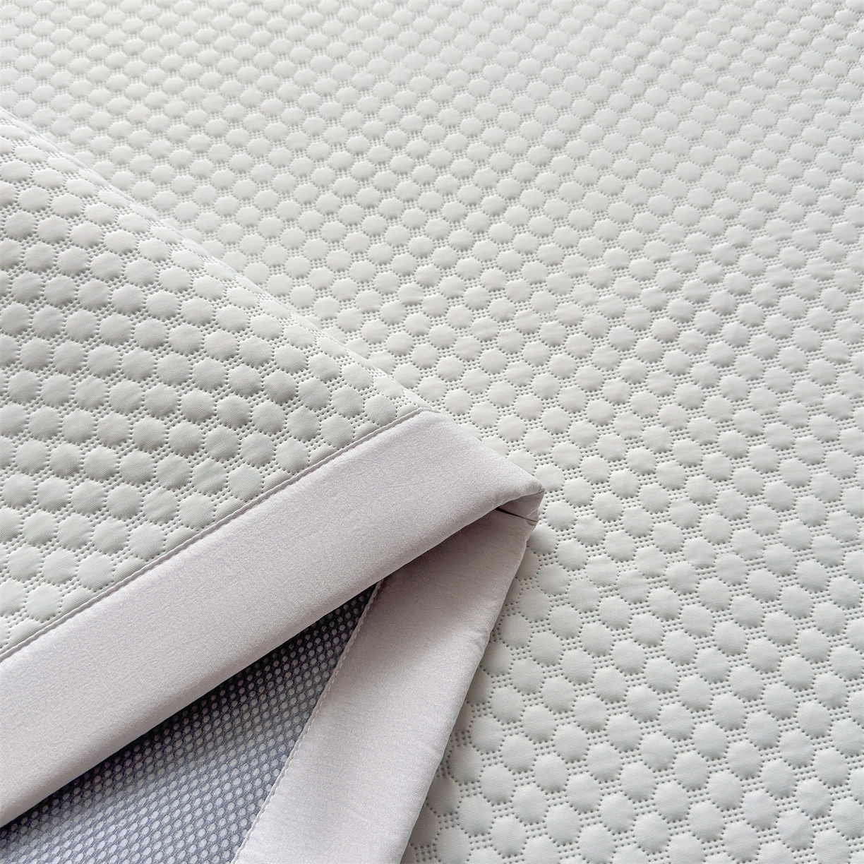 91家纺网 家纺一手货源 找家纺 雯豆家纺 2026夏季新款绣花豆豆压花凉席三件套加厚三明治平铺席子纯色卡通凉席 背带熊凉席款-银灰