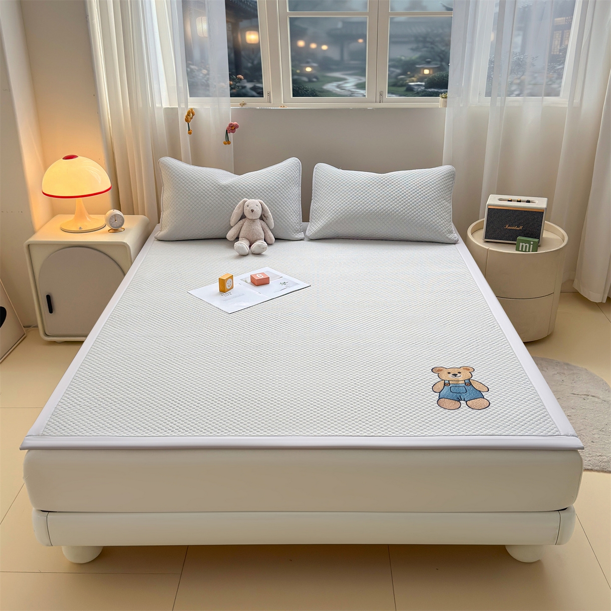 91家纺网 家纺一手货源 找家纺 雯豆家纺 2026夏季新款绣花豆豆压花凉席三件套加厚三明治平铺席子纯色卡通凉席 背带熊凉席款-银灰