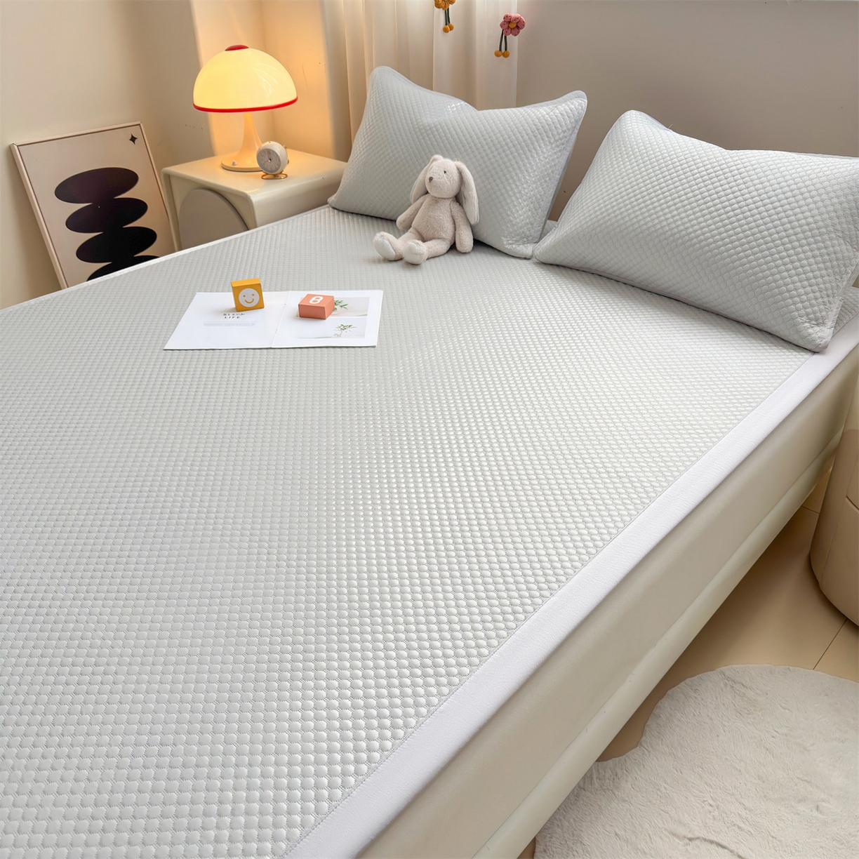 91家纺网 家纺一手货源 找家纺 雯豆家纺 2026夏季新款绣花豆豆压花凉席三件套加厚三明治平铺席子纯色卡通凉席 背带熊凉席款-银灰