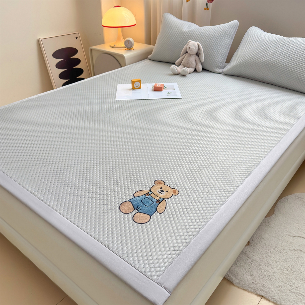 91家纺网 家纺一手货源 找家纺 雯豆家纺 2026夏季新款绣花豆豆压花凉席三件套加厚三明治平铺席子纯色卡通凉席 背带熊凉席款-银灰