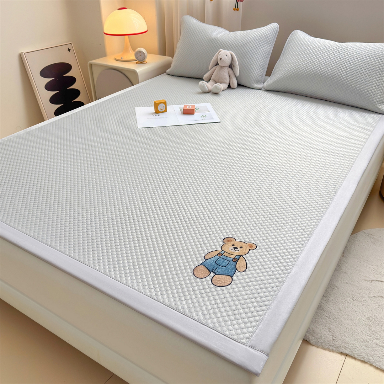 91家纺网 家纺一手货源 找家纺 雯豆家纺 2026夏季新款绣花豆豆压花凉席三件套加厚三明治平铺席子纯色卡通凉席 背带熊凉席款-银灰