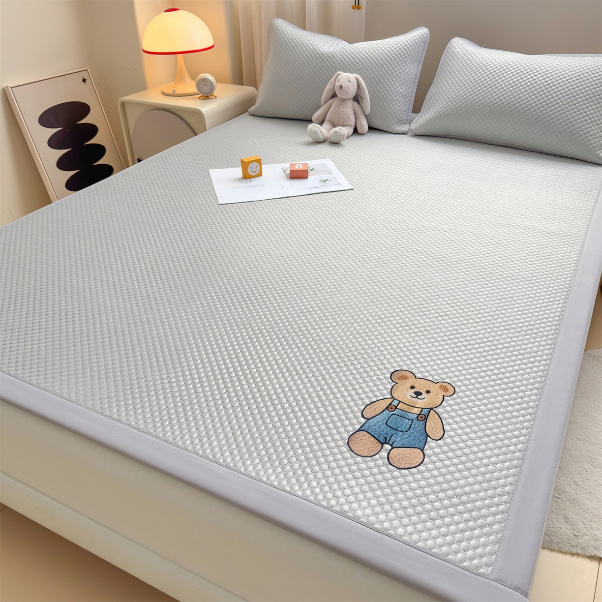 91家纺网 家纺一手货源 找家纺 雯豆家纺 2026夏季新款绣花豆豆压花凉席三件套加厚三明治平铺席子纯色卡通凉席 背带熊凉席款-银灰