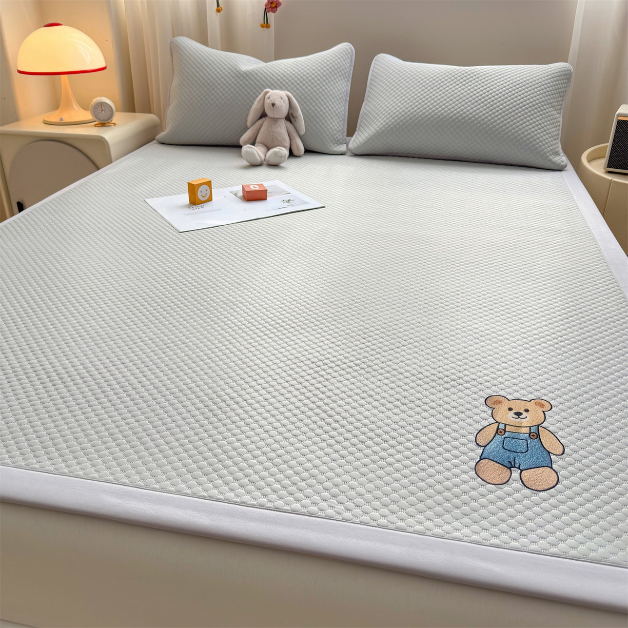 91家纺网 家纺一手货源 找家纺 雯豆家纺 2026夏季新款绣花豆豆压花凉席三件套加厚三明治平铺席子纯色卡通凉席 背带熊凉席款-银灰