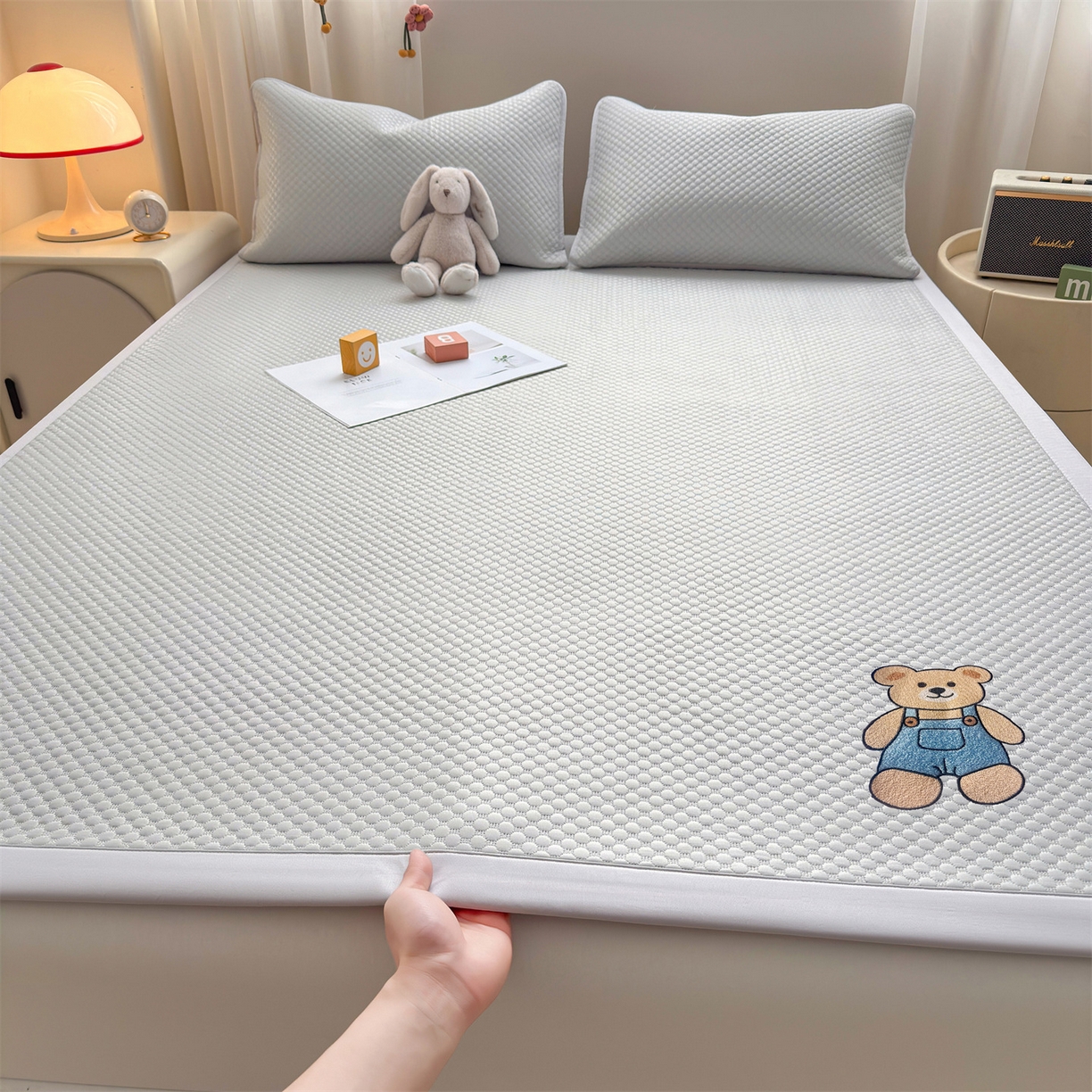 91家纺网 家纺一手货源 找家纺 雯豆家纺 2026夏季新款绣花豆豆压花凉席三件套加厚三明治平铺席子纯色卡通凉席 背带熊凉席款-银灰