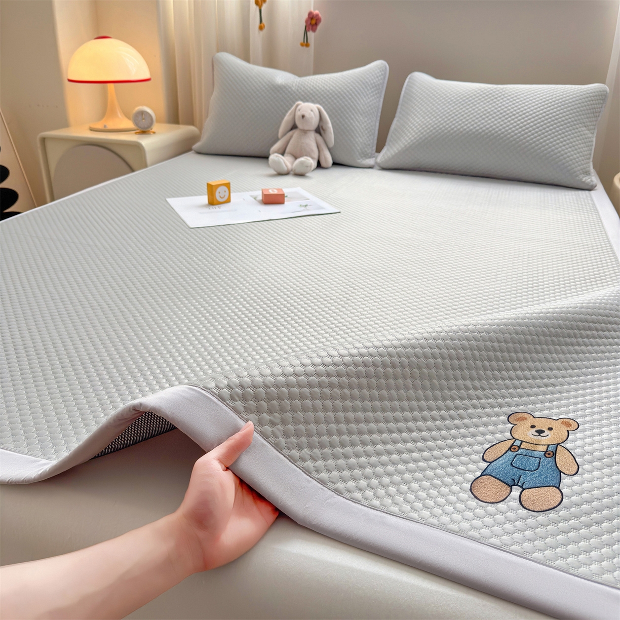 91家纺网 家纺一手货源 找家纺 雯豆家纺 2026夏季新款绣花豆豆压花凉席三件套加厚三明治平铺席子纯色卡通凉席 背带熊凉席款-银灰