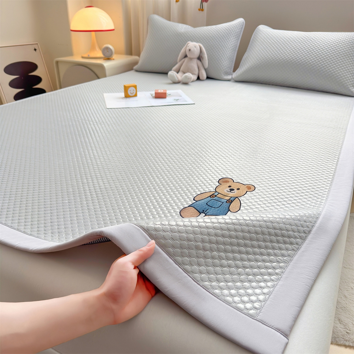 91家纺网 家纺一手货源 找家纺 雯豆家纺 2026夏季新款绣花豆豆压花凉席三件套加厚三明治平铺席子纯色卡通凉席 背带熊凉席款-银灰