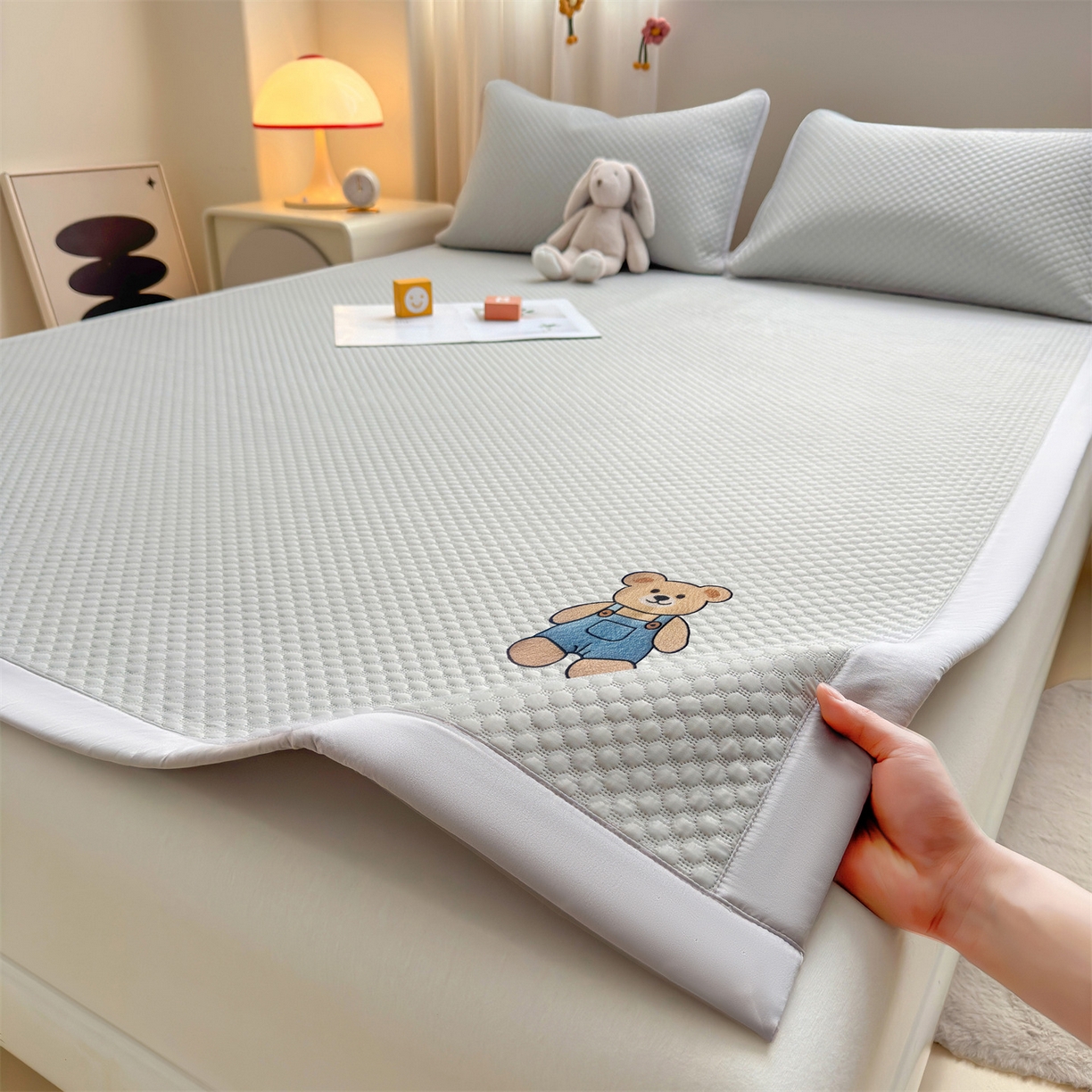 91家纺网 家纺一手货源 找家纺 雯豆家纺 2026夏季新款绣花豆豆压花凉席三件套加厚三明治平铺席子纯色卡通凉席 背带熊凉席款-银灰