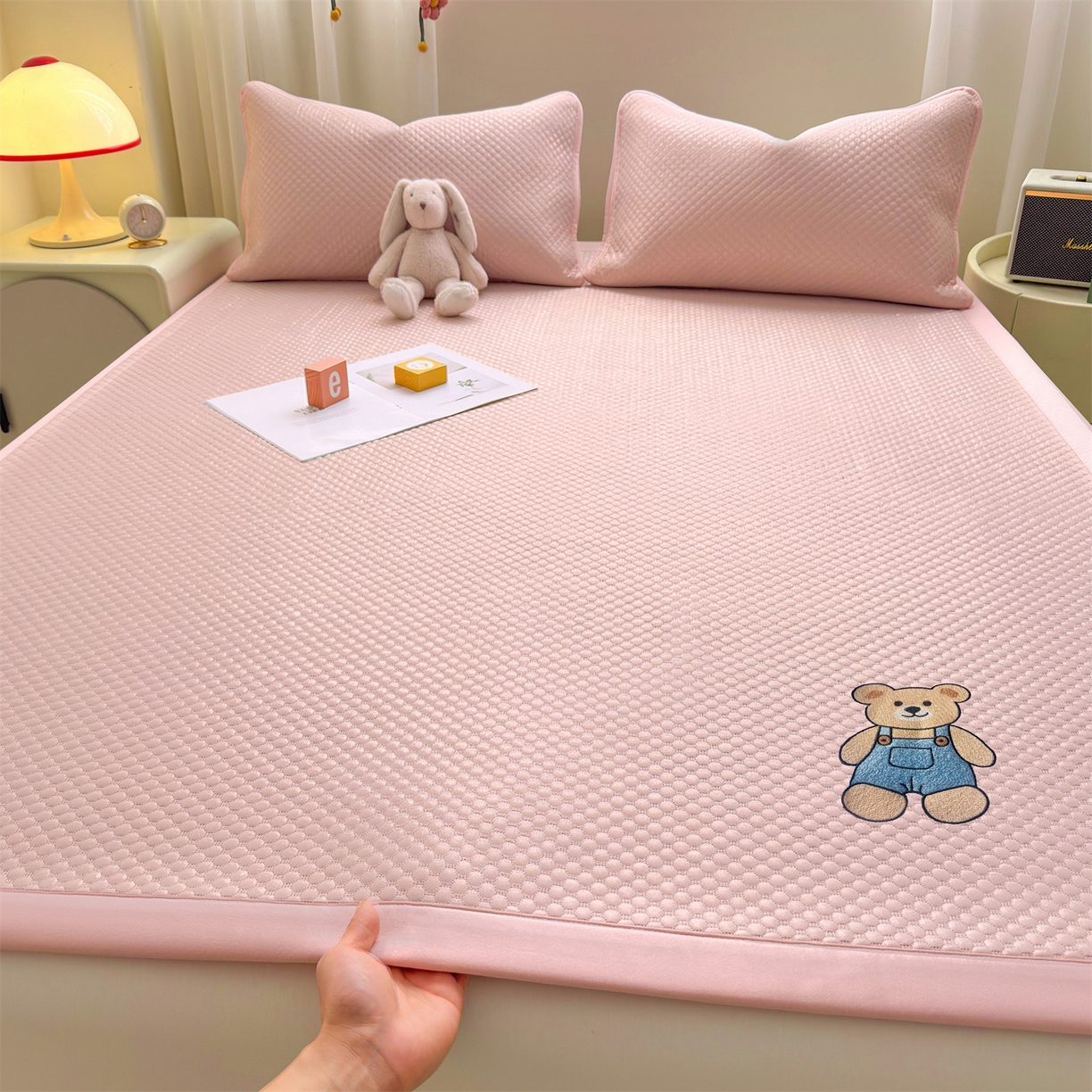 雯豆家纺 2026夏季新款绣花豆豆压花凉席三件套加厚三明治平铺席子纯色卡通凉席 背带熊凉席款-蜜桃粉