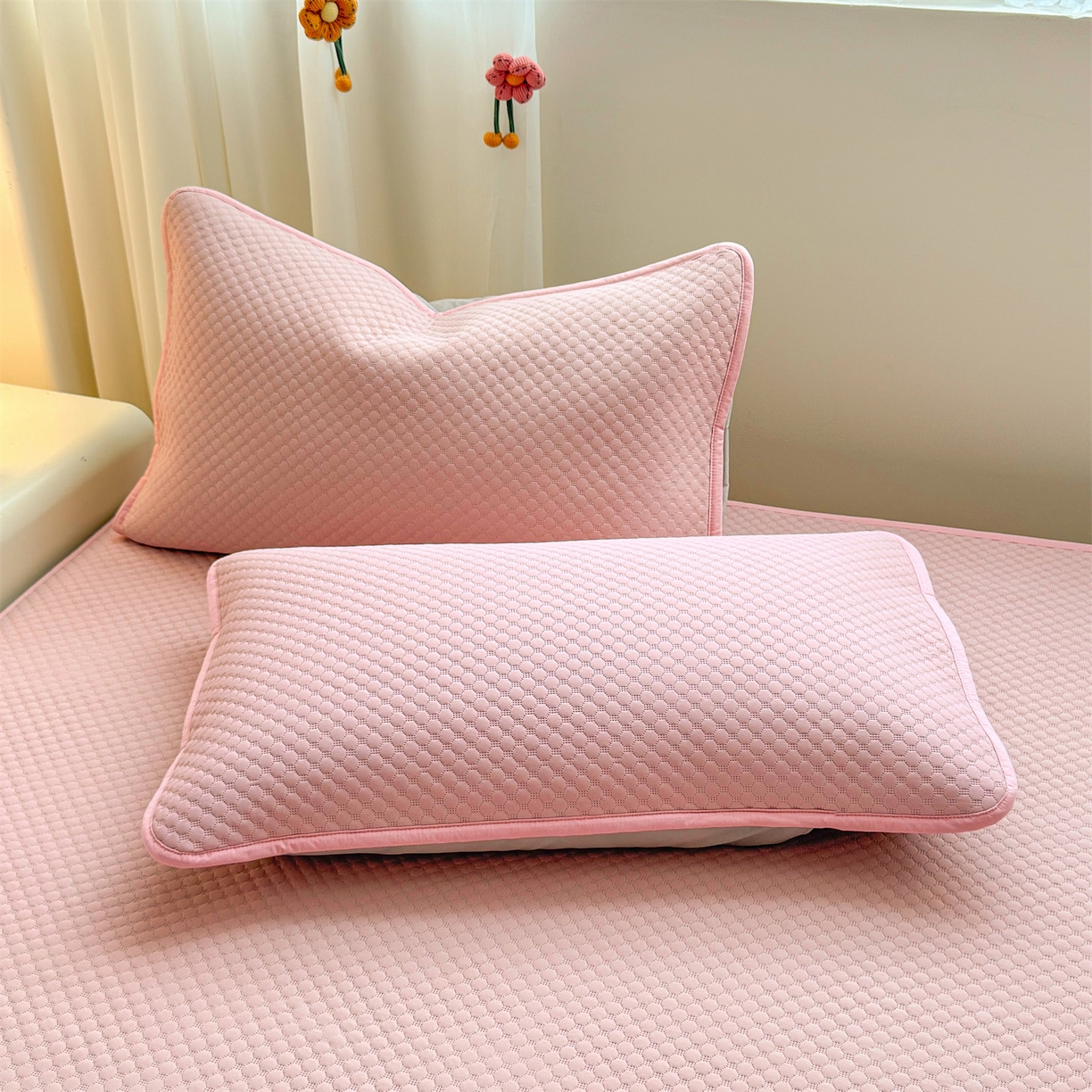 91家纺网 家纺一手货源 找家纺 雯豆家纺 2026夏季新款绣花豆豆压花凉席三件套加厚三明治平铺席子纯色卡通凉席 背带熊凉席款-蜜桃粉