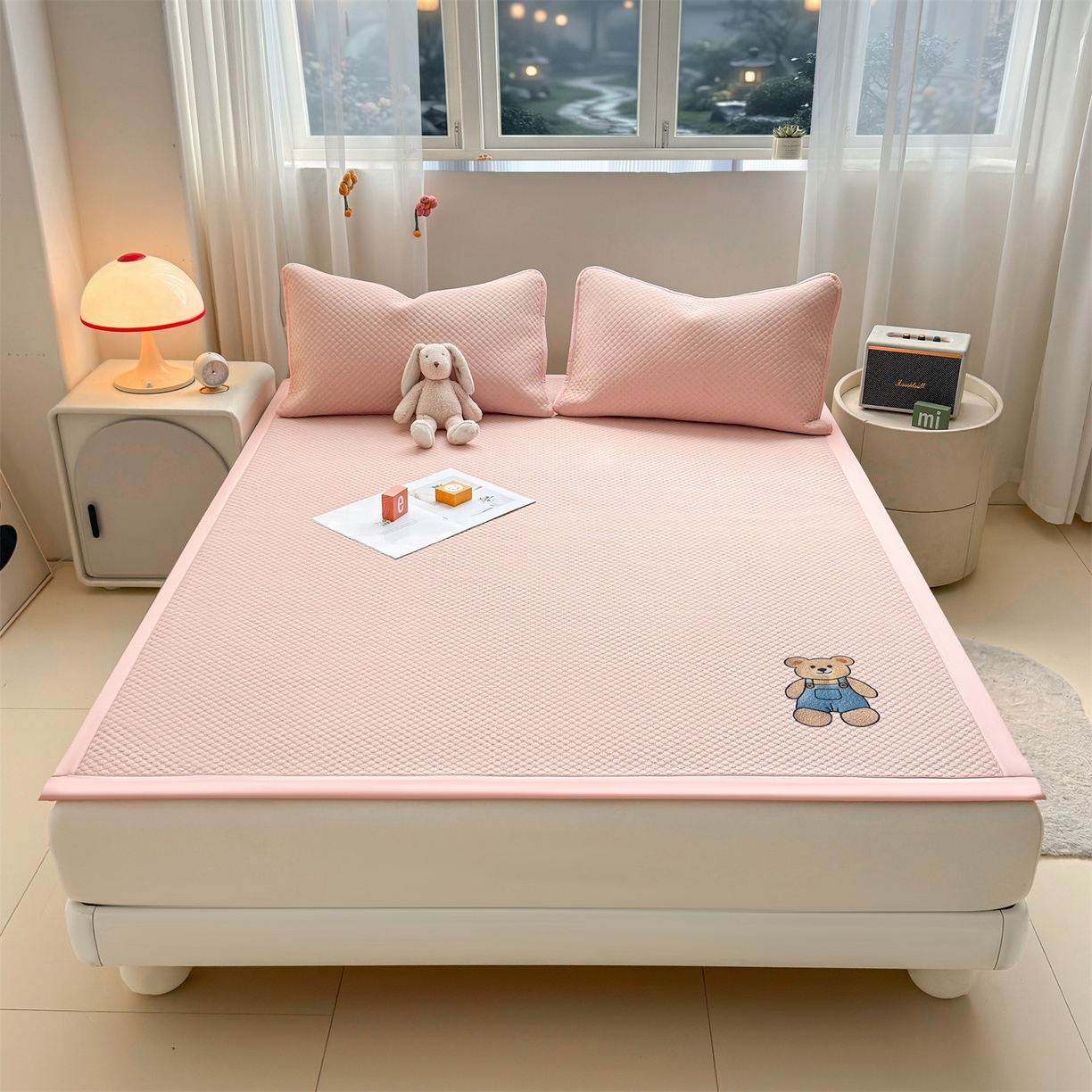 91家纺网 家纺一手货源 找家纺 雯豆家纺 2026夏季新款绣花豆豆压花凉席三件套加厚三明治平铺席子纯色卡通凉席 背带熊凉席款-蜜桃粉