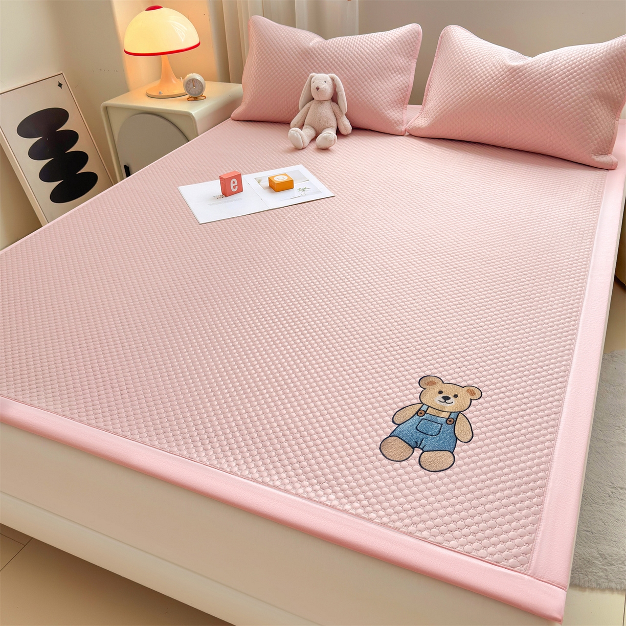 91家纺网 家纺一手货源 找家纺 雯豆家纺 2026夏季新款绣花豆豆压花凉席三件套加厚三明治平铺席子纯色卡通凉席 背带熊凉席款-蜜桃粉