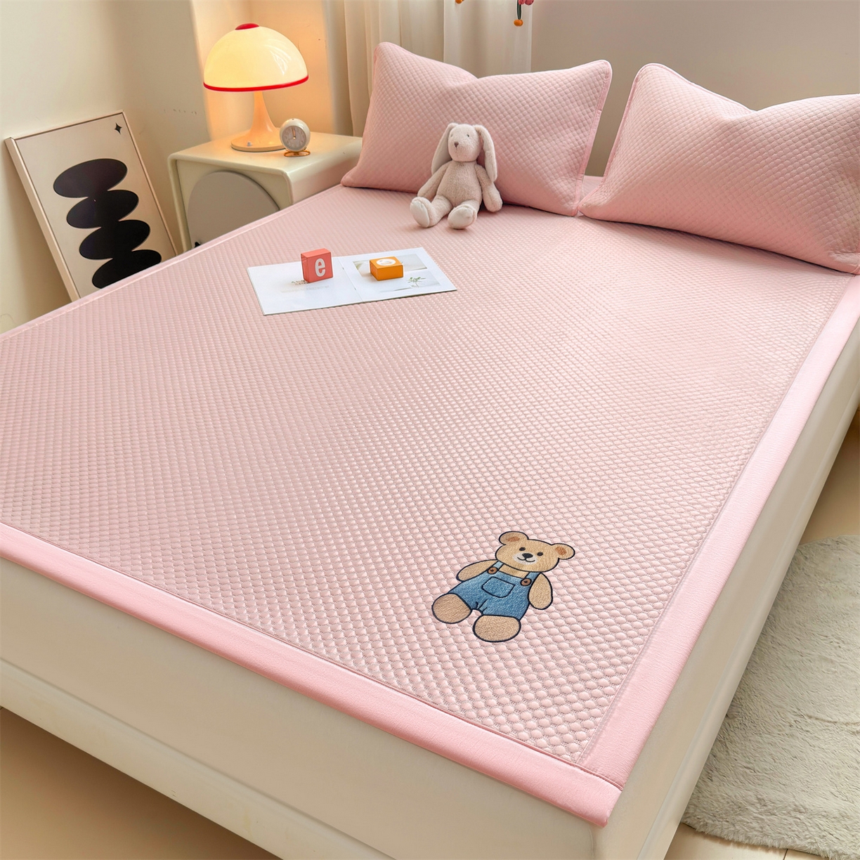 91家纺网 家纺一手货源 找家纺 雯豆家纺 2026夏季新款绣花豆豆压花凉席三件套加厚三明治平铺席子纯色卡通凉席 背带熊凉席款-蜜桃粉