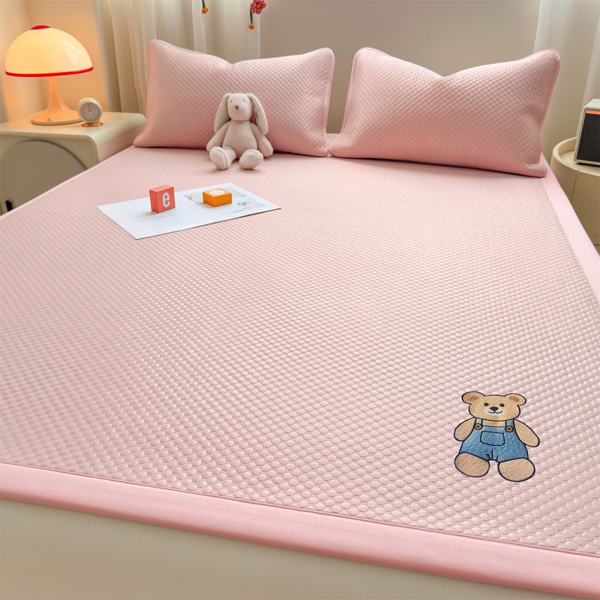 91家纺网 家纺一手货源 找家纺 雯豆家纺 2026夏季新款绣花豆豆压花凉席三件套加厚三明治平铺席子纯色卡通凉席 背带熊凉席款-蜜桃粉