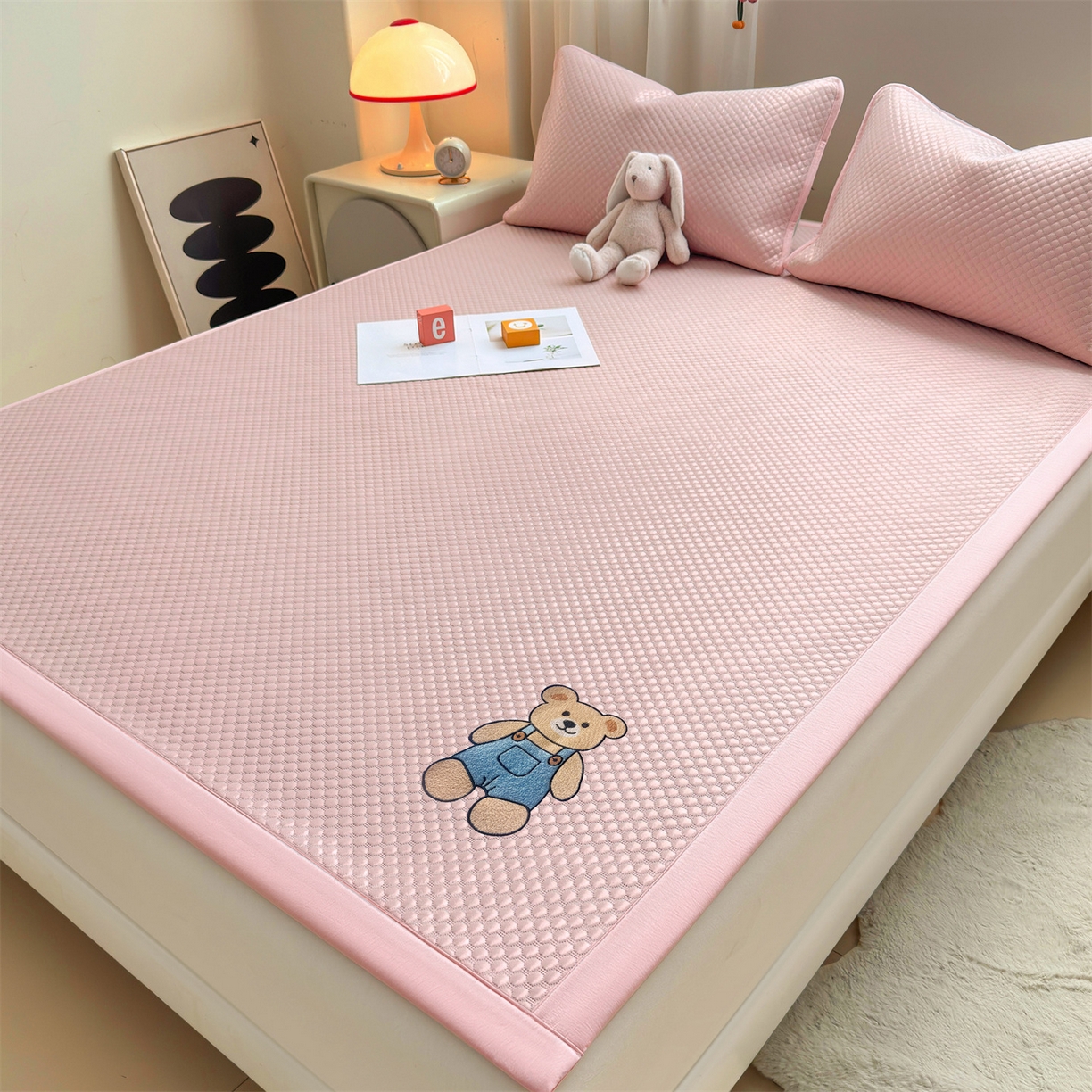 91家纺网 家纺一手货源 找家纺 雯豆家纺 2026夏季新款绣花豆豆压花凉席三件套加厚三明治平铺席子纯色卡通凉席 背带熊凉席款-蜜桃粉