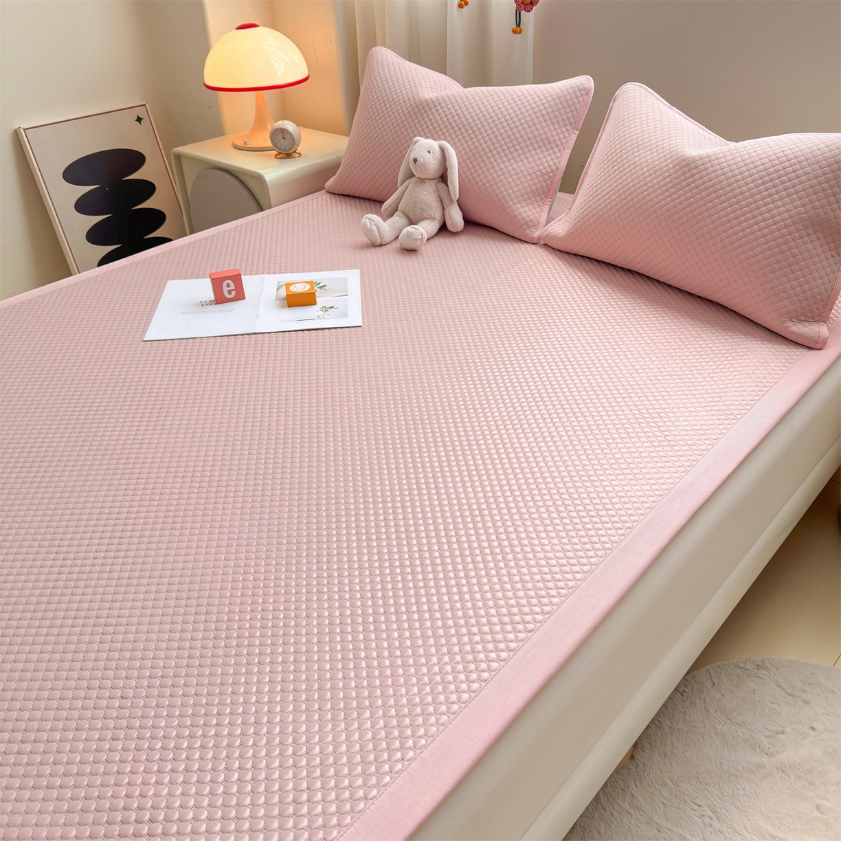 91家纺网 家纺一手货源 找家纺 雯豆家纺 2026夏季新款绣花豆豆压花凉席三件套加厚三明治平铺席子纯色卡通凉席 背带熊凉席款-蜜桃粉