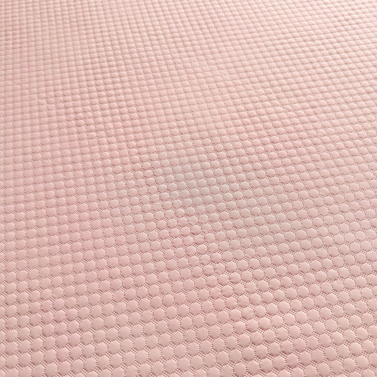 91家纺网 家纺一手货源 找家纺 雯豆家纺 2026夏季新款绣花豆豆压花凉席三件套加厚三明治平铺席子纯色卡通凉席 背带熊凉席款-蜜桃粉