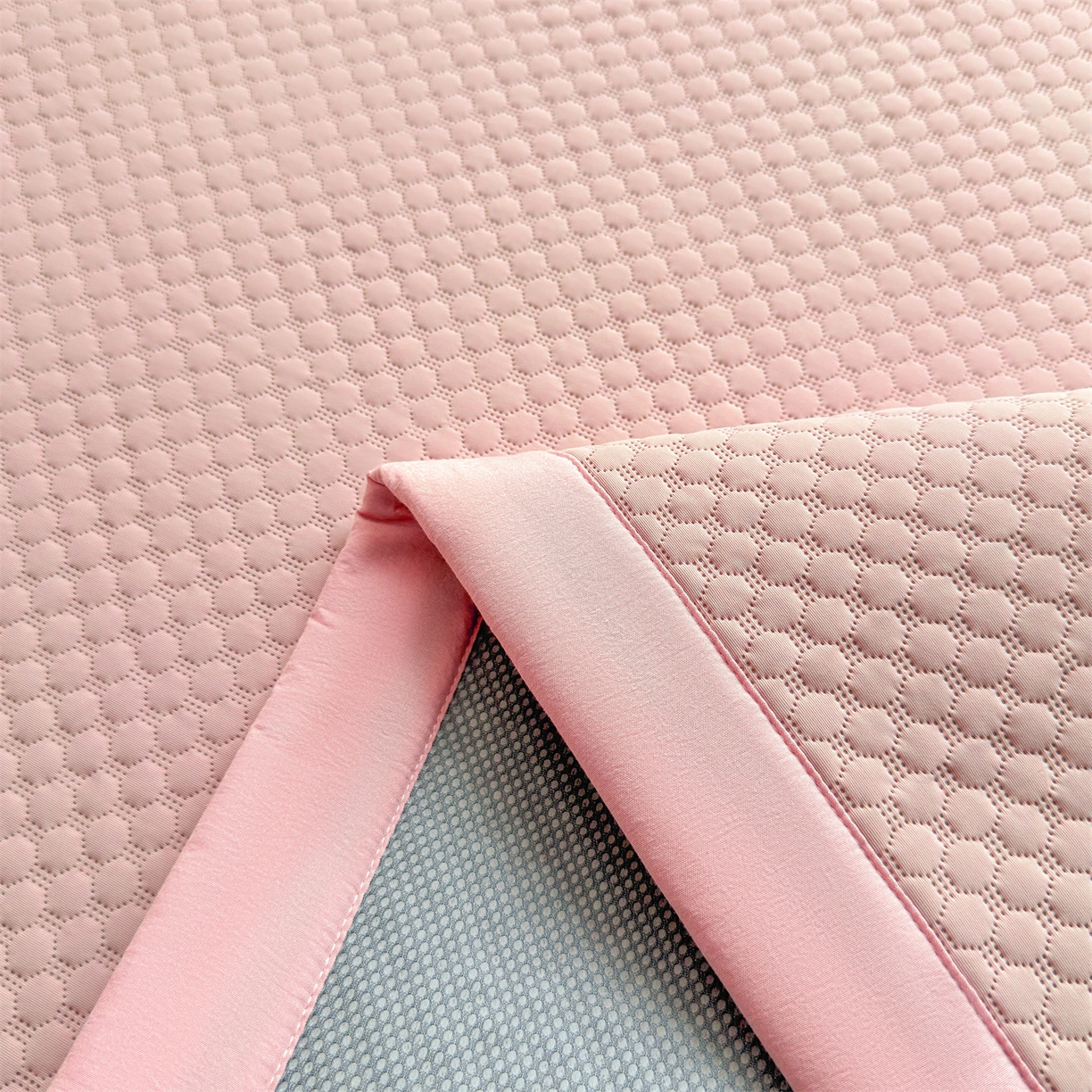 91家纺网 家纺一手货源 找家纺 雯豆家纺 2026夏季新款绣花豆豆压花凉席三件套加厚三明治平铺席子纯色卡通凉席 背带熊凉席款-蜜桃粉