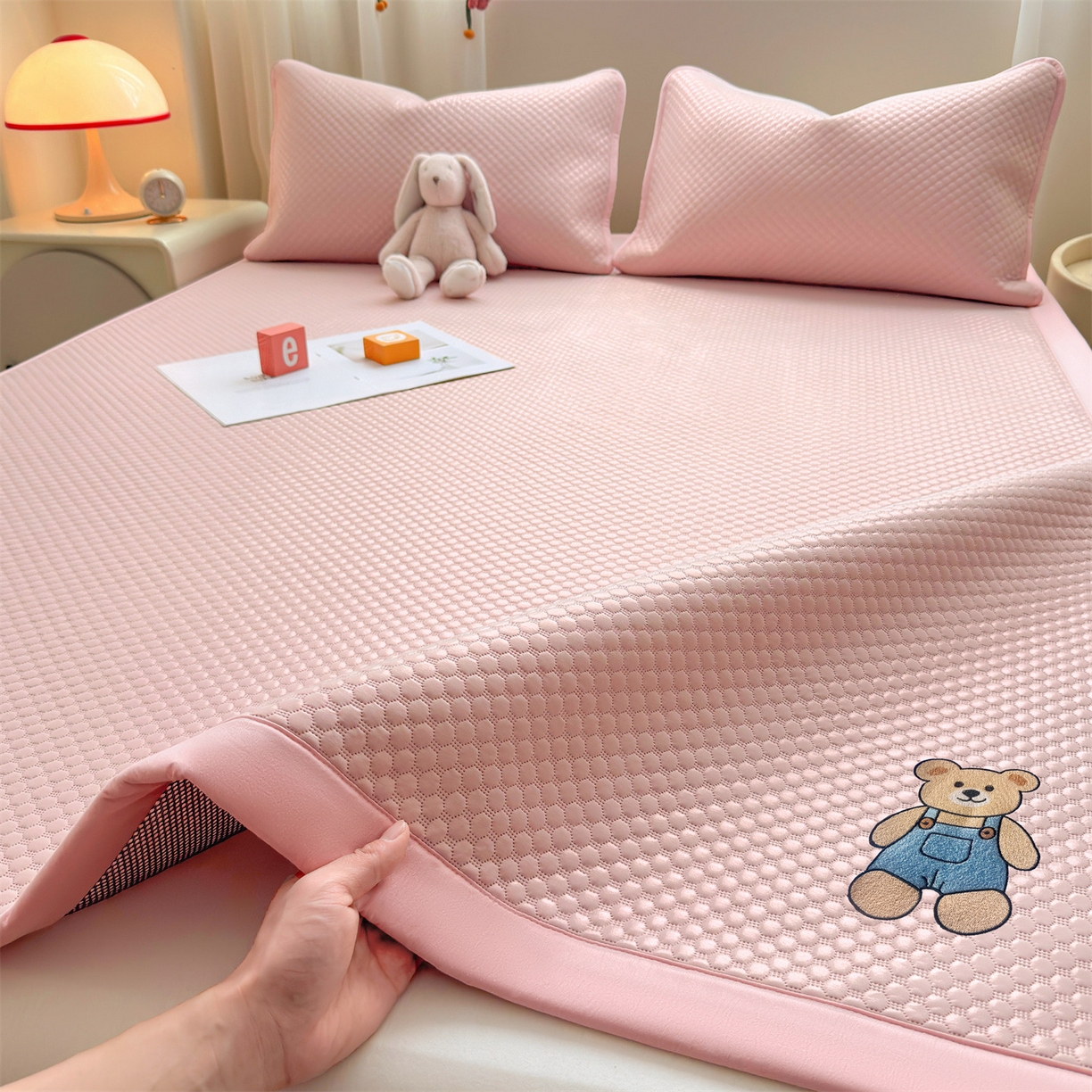 91家纺网 家纺一手货源 找家纺 雯豆家纺 2026夏季新款绣花豆豆压花凉席三件套加厚三明治平铺席子纯色卡通凉席 背带熊凉席款-蜜桃粉