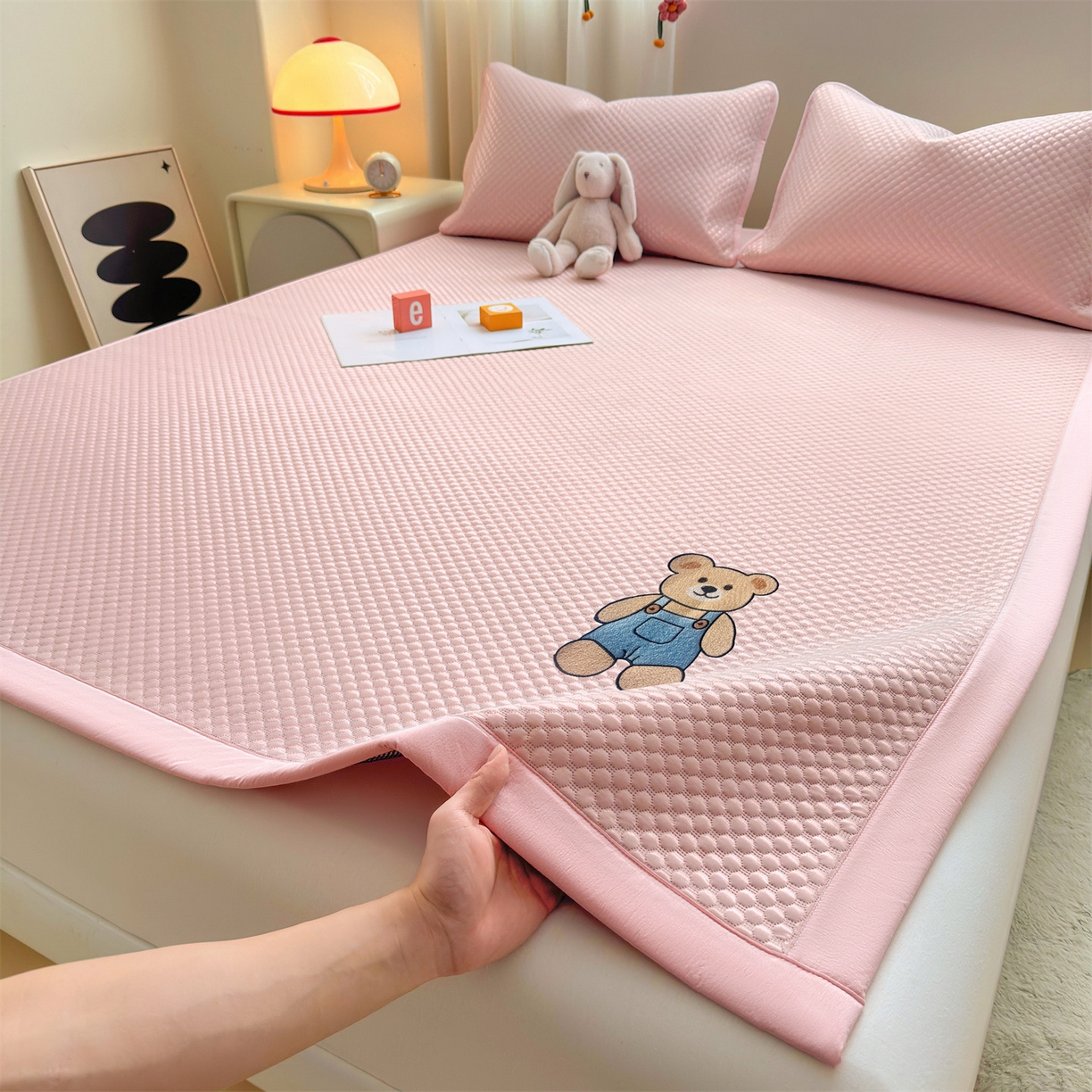 91家纺网 家纺一手货源 找家纺 雯豆家纺 2026夏季新款绣花豆豆压花凉席三件套加厚三明治平铺席子纯色卡通凉席 背带熊凉席款-蜜桃粉