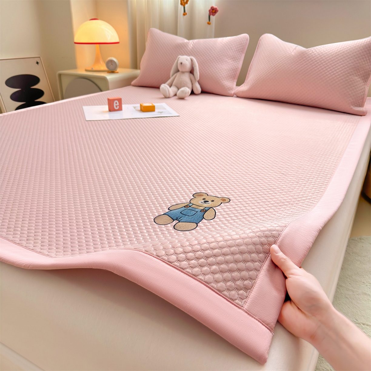 91家纺网 家纺一手货源 找家纺 雯豆家纺 2026夏季新款绣花豆豆压花凉席三件套加厚三明治平铺席子纯色卡通凉席 背带熊凉席款-蜜桃粉