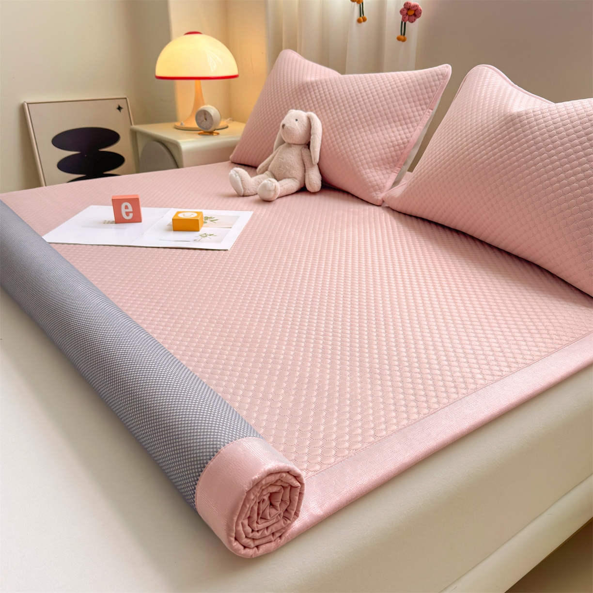 91家纺网 家纺一手货源 找家纺 雯豆家纺 2026夏季新款绣花豆豆压花凉席三件套加厚三明治平铺席子纯色卡通凉席 背带熊凉席款-蜜桃粉