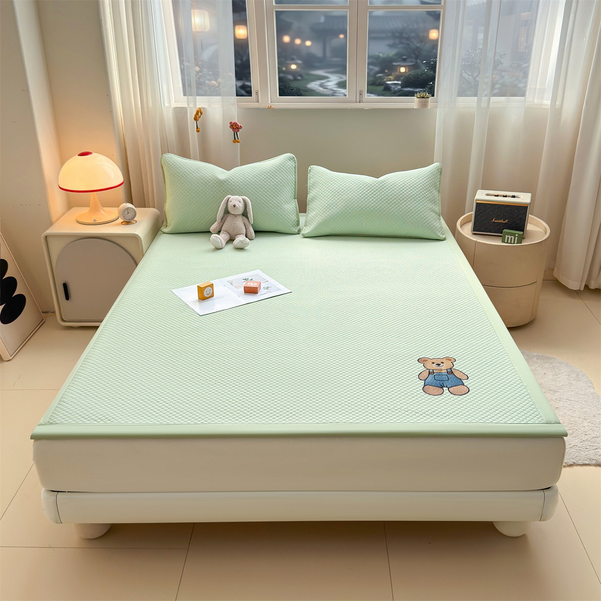 91家纺网 家纺一手货源 找家纺 雯豆家纺 2026夏季新款绣花豆豆压花凉席三件套加厚三明治平铺席子纯色卡通凉席 背带熊凉席款-苹果绿