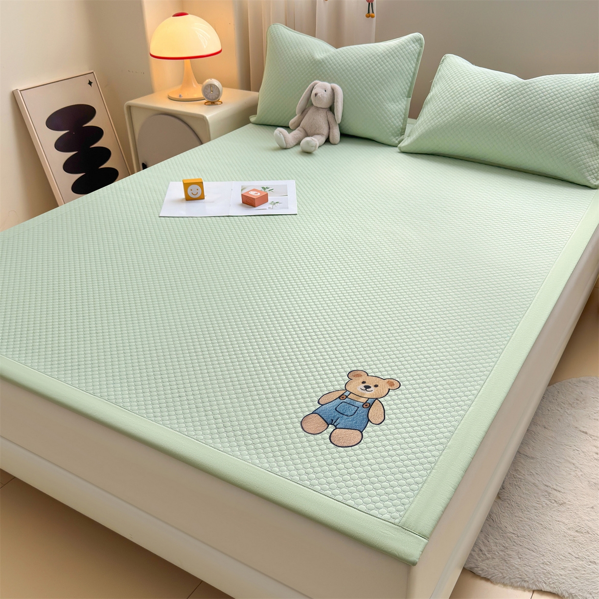 91家纺网 家纺一手货源 找家纺 雯豆家纺 2026夏季新款绣花豆豆压花凉席三件套加厚三明治平铺席子纯色卡通凉席 背带熊凉席款-苹果绿