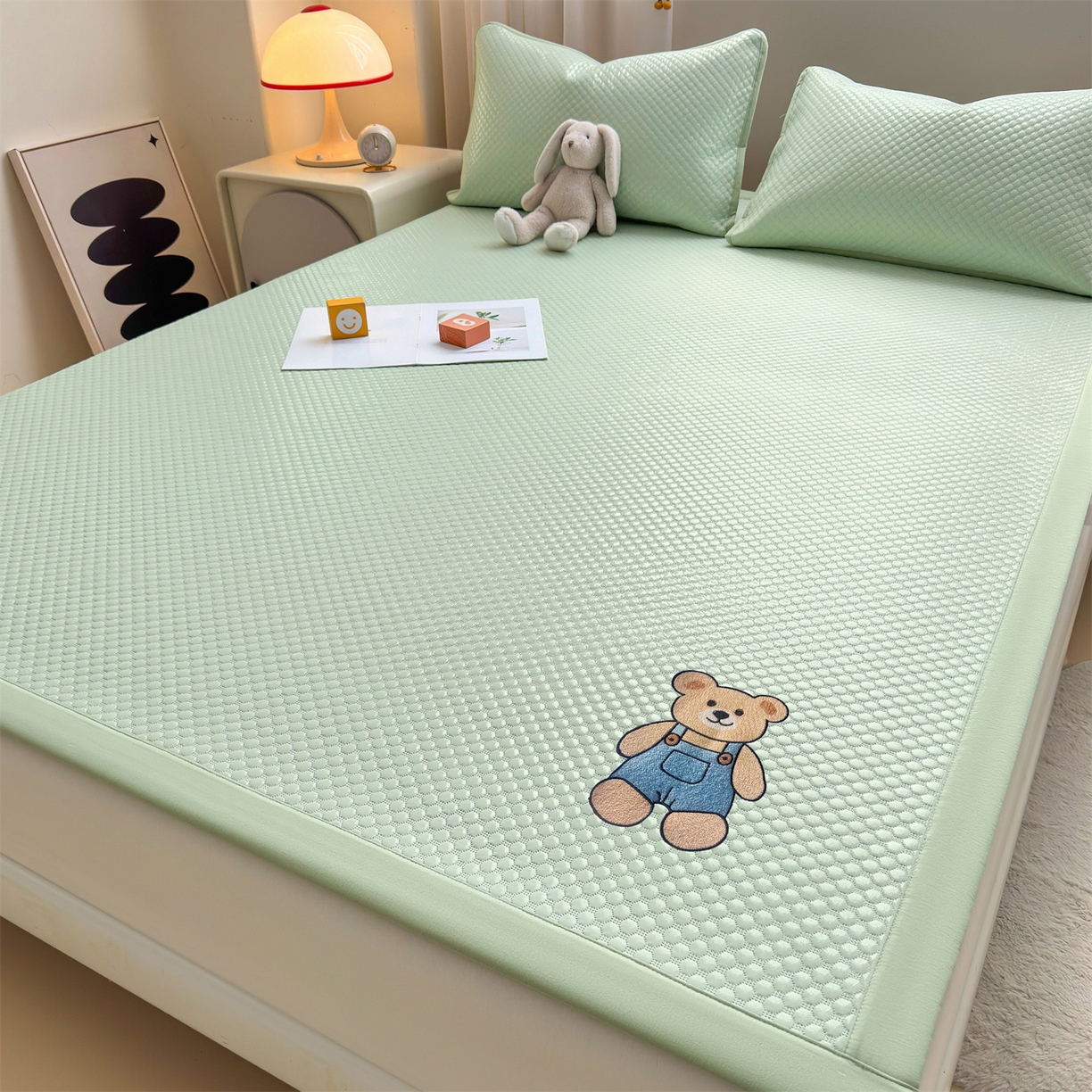 91家纺网 家纺一手货源 找家纺 雯豆家纺 2026夏季新款绣花豆豆压花凉席三件套加厚三明治平铺席子纯色卡通凉席 背带熊凉席款-苹果绿