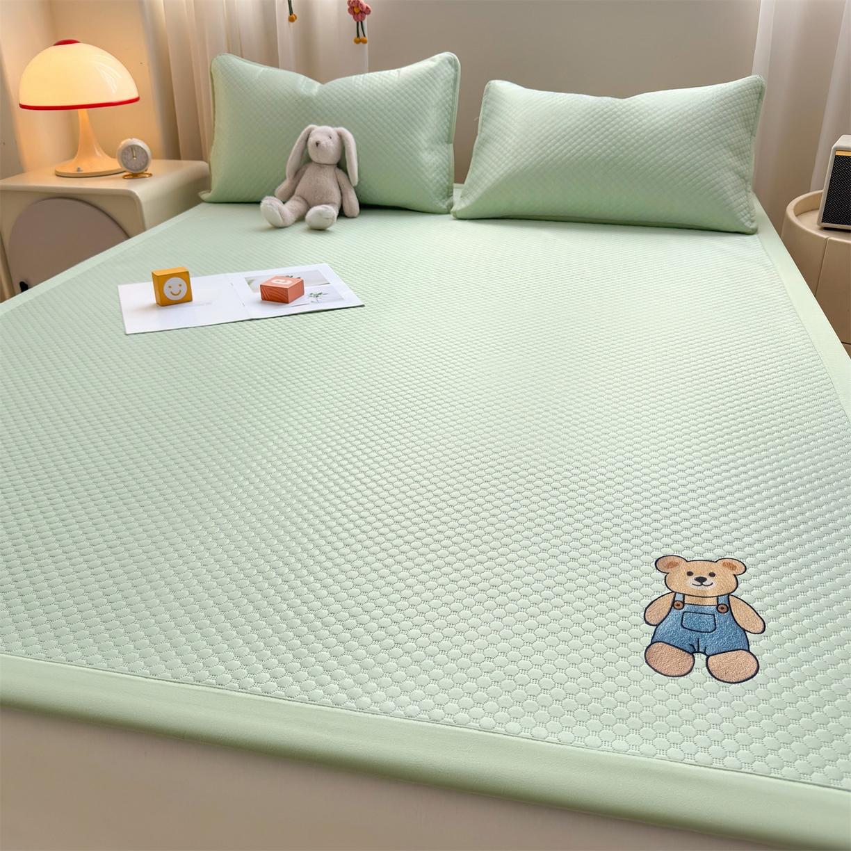 91家纺网 家纺一手货源 找家纺 雯豆家纺 2026夏季新款绣花豆豆压花凉席三件套加厚三明治平铺席子纯色卡通凉席 背带熊凉席款-苹果绿