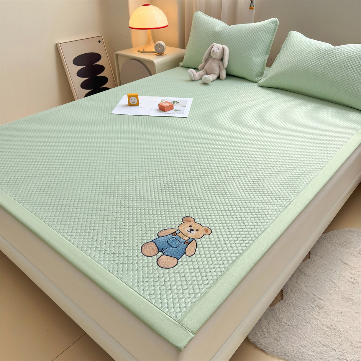 91家纺网 家纺一手货源 找家纺 雯豆家纺 2026夏季新款绣花豆豆压花凉席三件套加厚三明治平铺席子纯色卡通凉席 背带熊凉席款-苹果绿