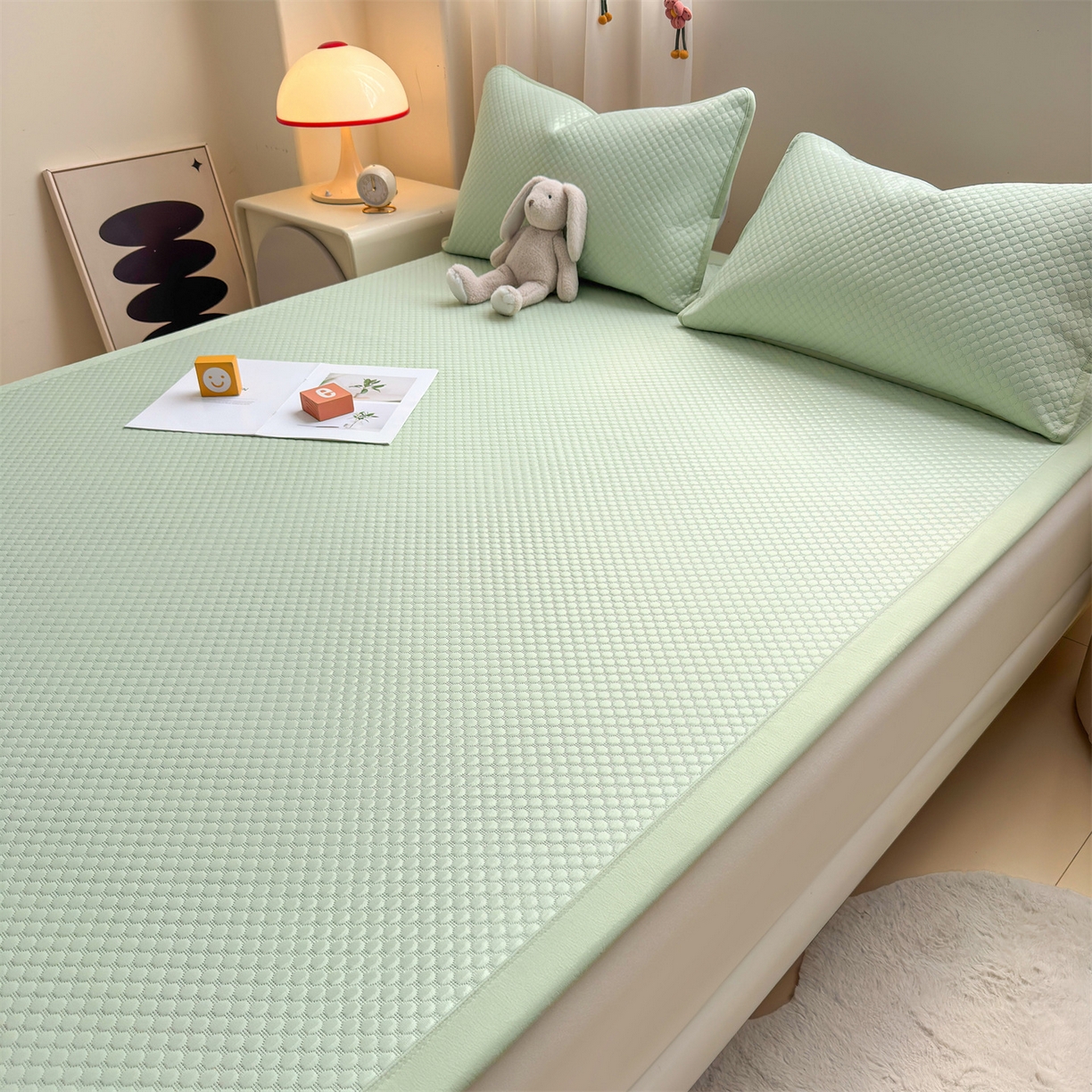 91家纺网 家纺一手货源 找家纺 雯豆家纺 2026夏季新款绣花豆豆压花凉席三件套加厚三明治平铺席子纯色卡通凉席 背带熊凉席款-苹果绿