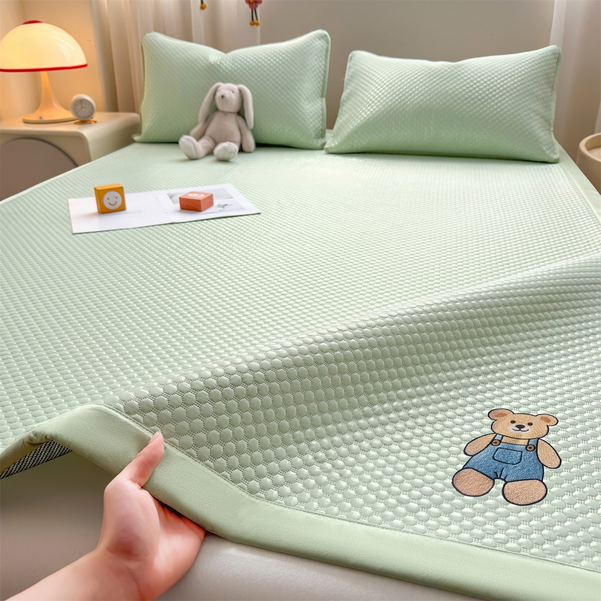 91家纺网 家纺一手货源 找家纺 雯豆家纺 2026夏季新款绣花豆豆压花凉席三件套加厚三明治平铺席子纯色卡通凉席 背带熊凉席款-苹果绿