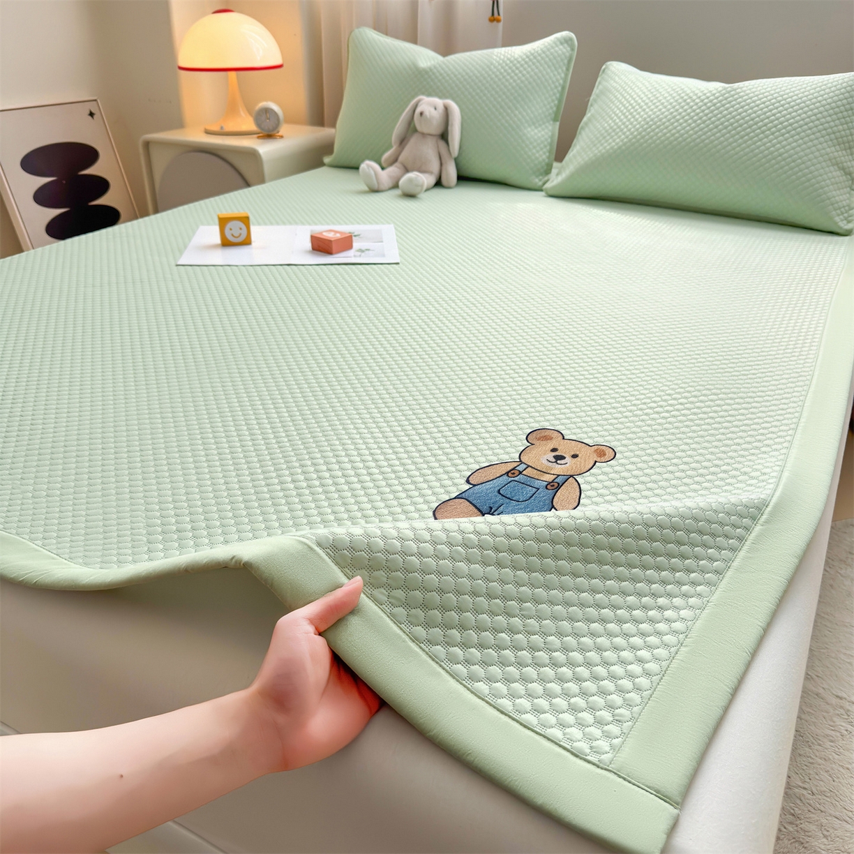 91家纺网 家纺一手货源 找家纺 雯豆家纺 2026夏季新款绣花豆豆压花凉席三件套加厚三明治平铺席子纯色卡通凉席 背带熊凉席款-苹果绿